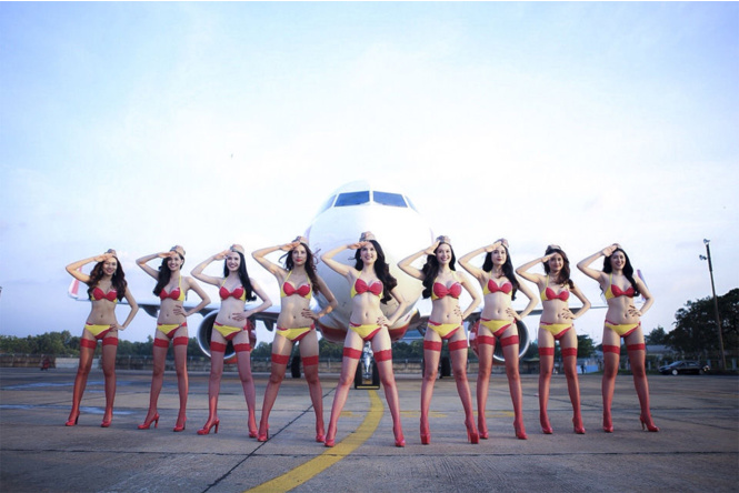 Первая в мире авиакомпания со стюардессами в бикини