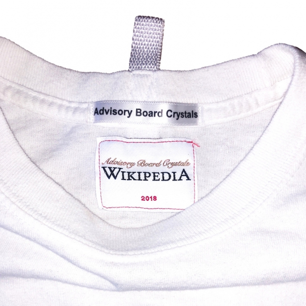 Википедия начала выпускать одежду