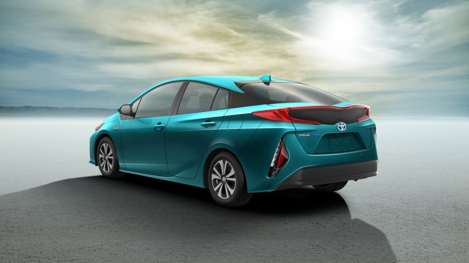 Toyota разрабатывает электромобиль, заряжающийся за несколько минут