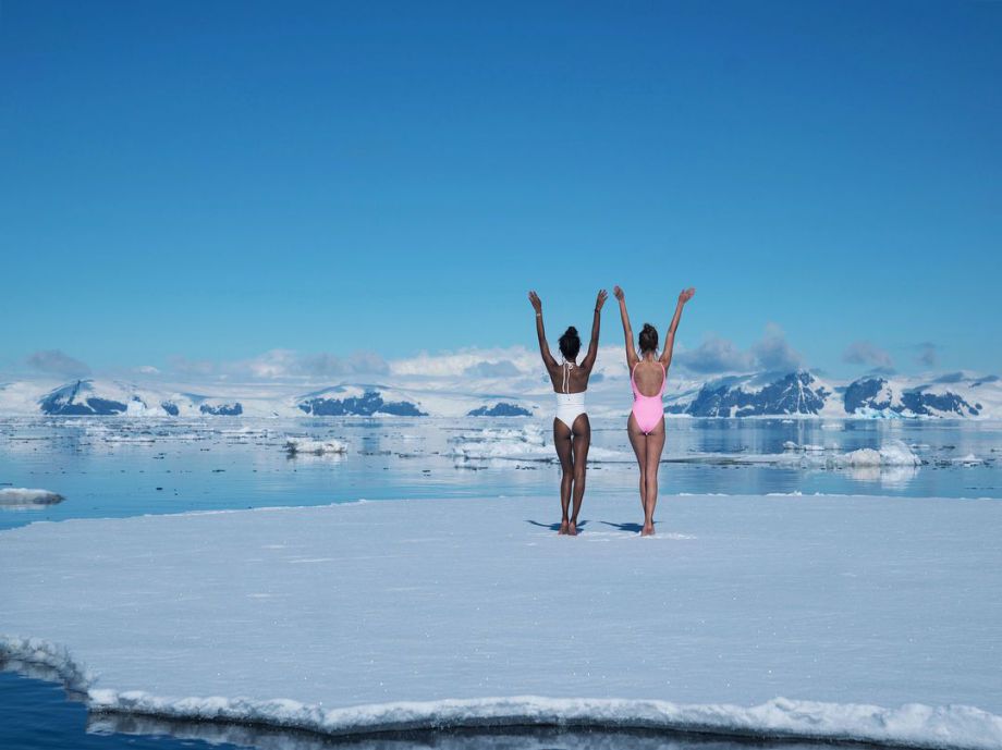 Модели снялись в Антарктиде для рекламы купальников