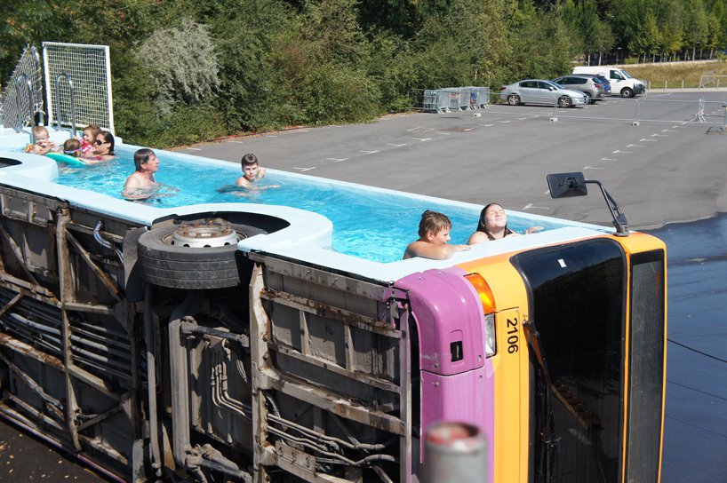 Во Франции открыли бассейн в перевернутом автобусе