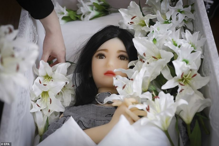 В Японии появилась услуга похорон секс-кукол