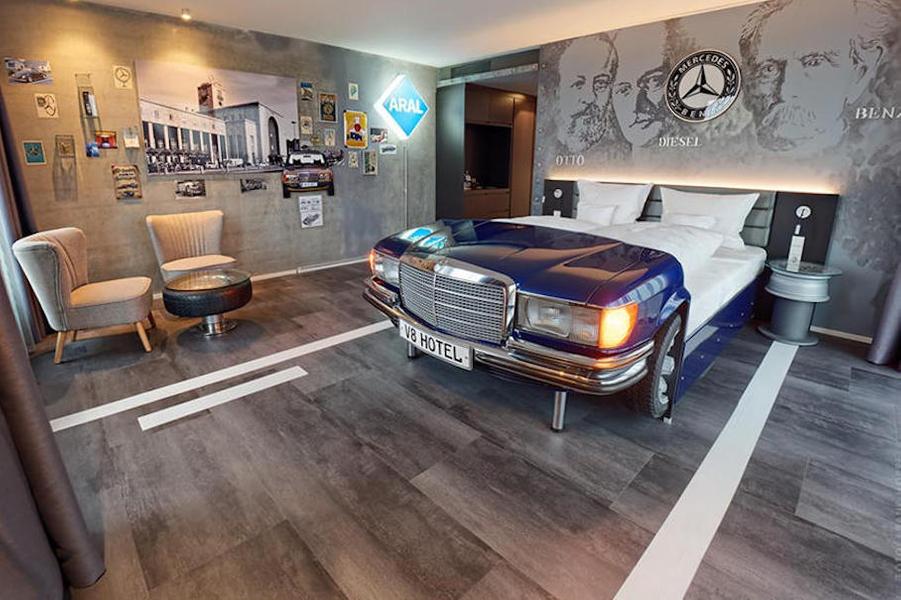 Отель V8, кровати в котором сделаны из настоящих автомобилей