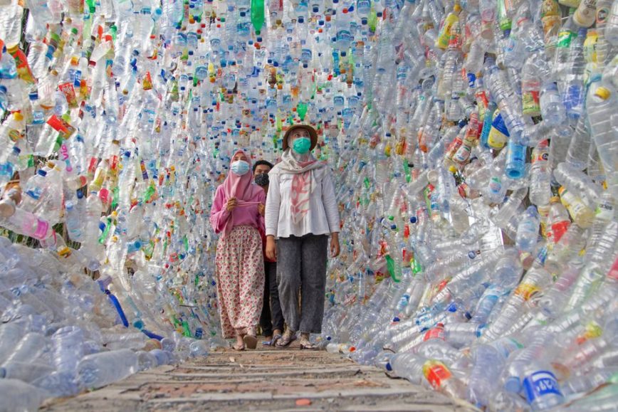 В Индонезии открыли музей из пластиковых бутылок