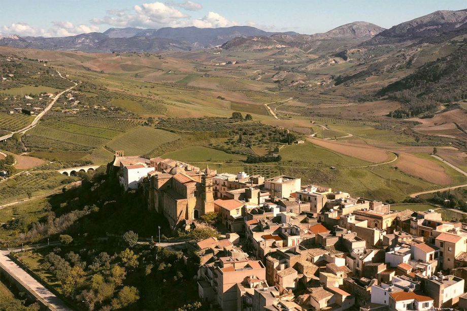 Airbnb предлагает бесплатно пожить год в доме на Сицилии