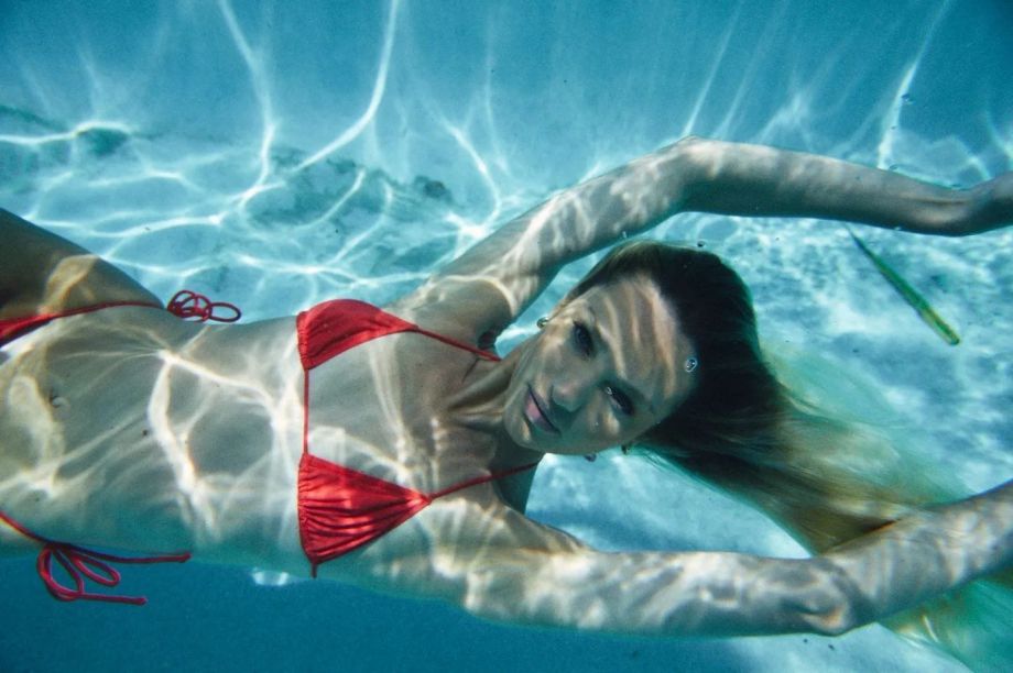 Кэндис Сванепул в рекламной кампании бренда Alo Yoga