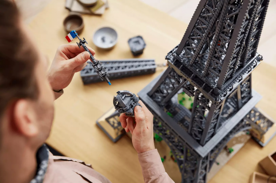 Lego представила копію Ейфелевої вежі заввишки 1,5 метра