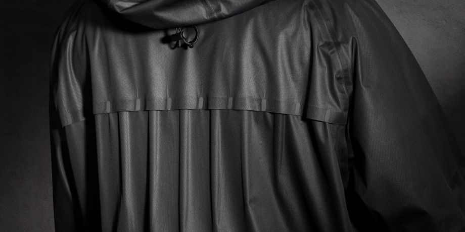 Nike показала куртку з «жабрами» - вони відкриваються при контакті з потом