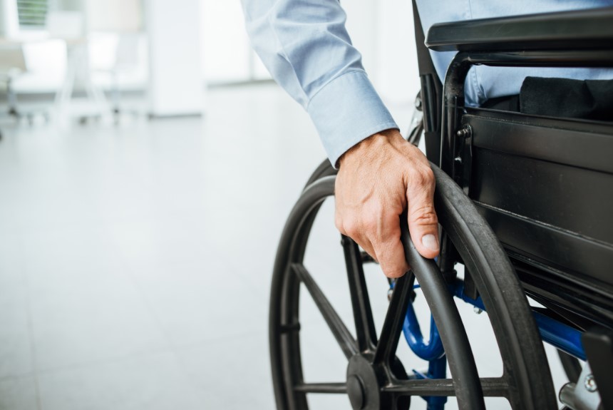 Як допомогти людині з інвалідністю?
